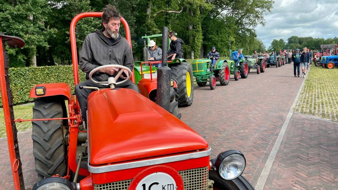 Antieke trekkers rijden door het Westerkwartier: 'Deze is van mijn pa ...