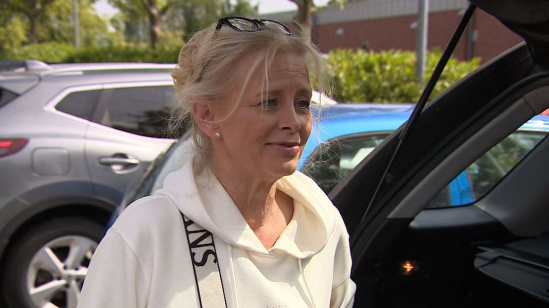 Ruth Wolter uit Kranenburg ziet soms alleen maar Nederlanders bij de winkel.