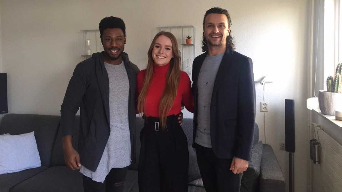 Isabel Provoost tussen Donald Joosse (l) en Kevin van Gorkom van De Hobbyisten