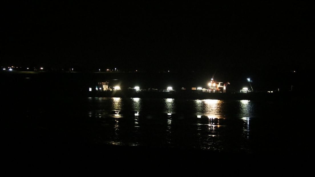 Het schip liep iets na middernacht vast.