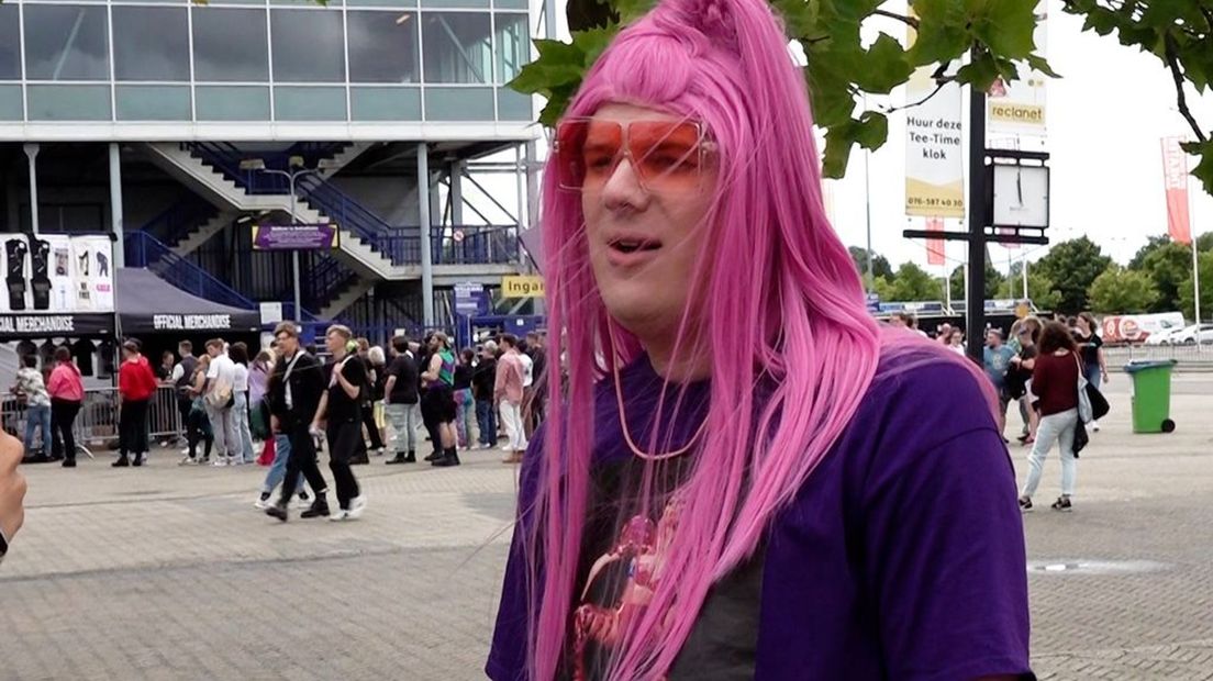 Een van de duizenden fans vanavond bij Lady Gaga in Arnhem.