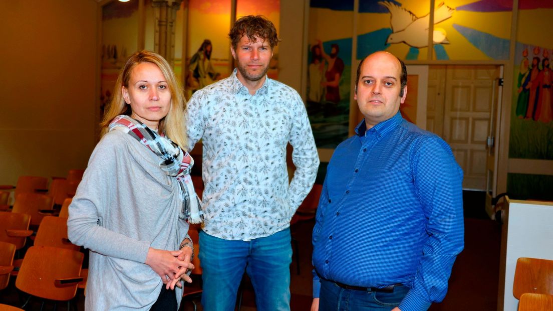 V.l.n.r. Olena Zhytnyk, dominee Dirk de Bree en Chaim Zonnenberg