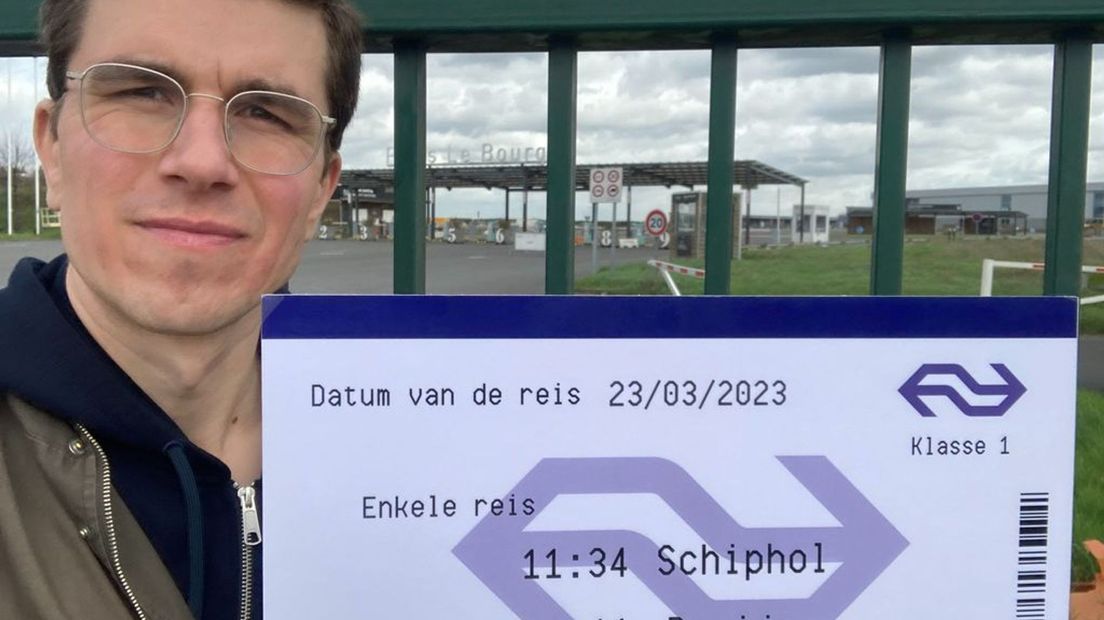 Frank Huisingh met zijn ticket bij het vliegveld.
