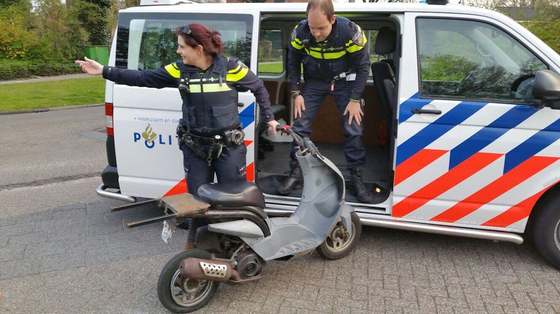 Politie Almelo neemt omgebouwde scooter in beslag