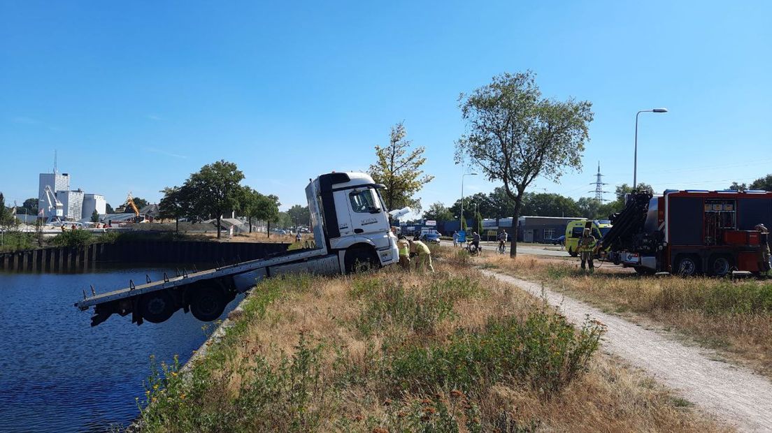 Vrachtwagen bungelt boven het water
