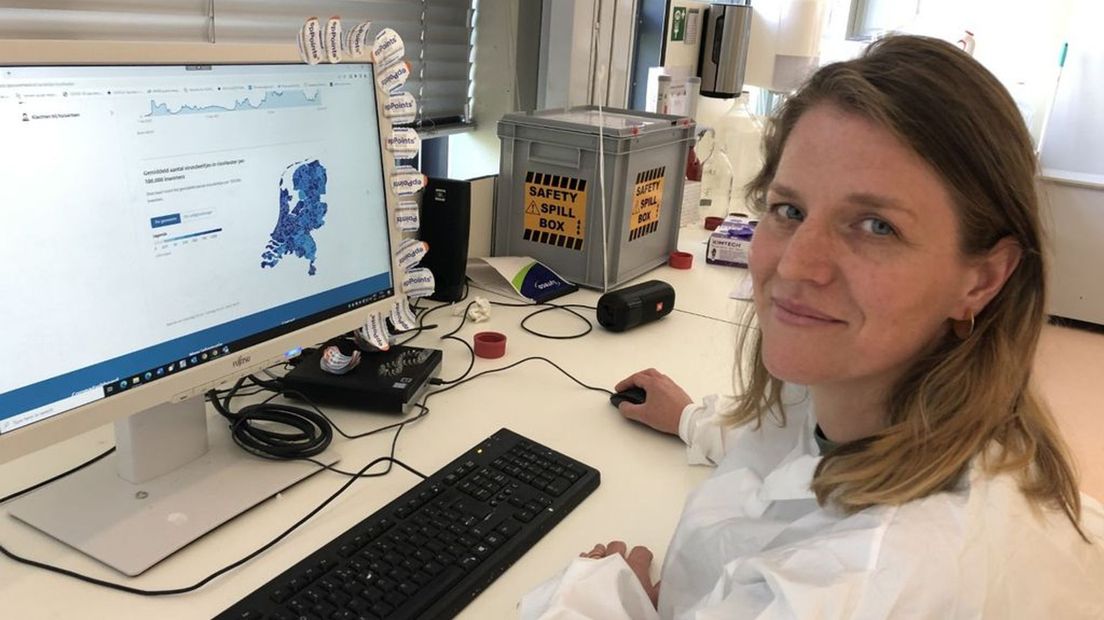Wetenschapper Janneke  Verheijen en haar collega's kunnen met hun model rioolwater vertalen naar een grafiek op het coronadashboard