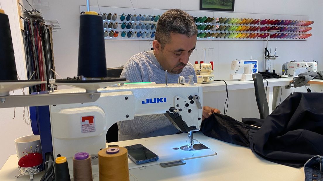 Werknemer van Amids naaiatelier