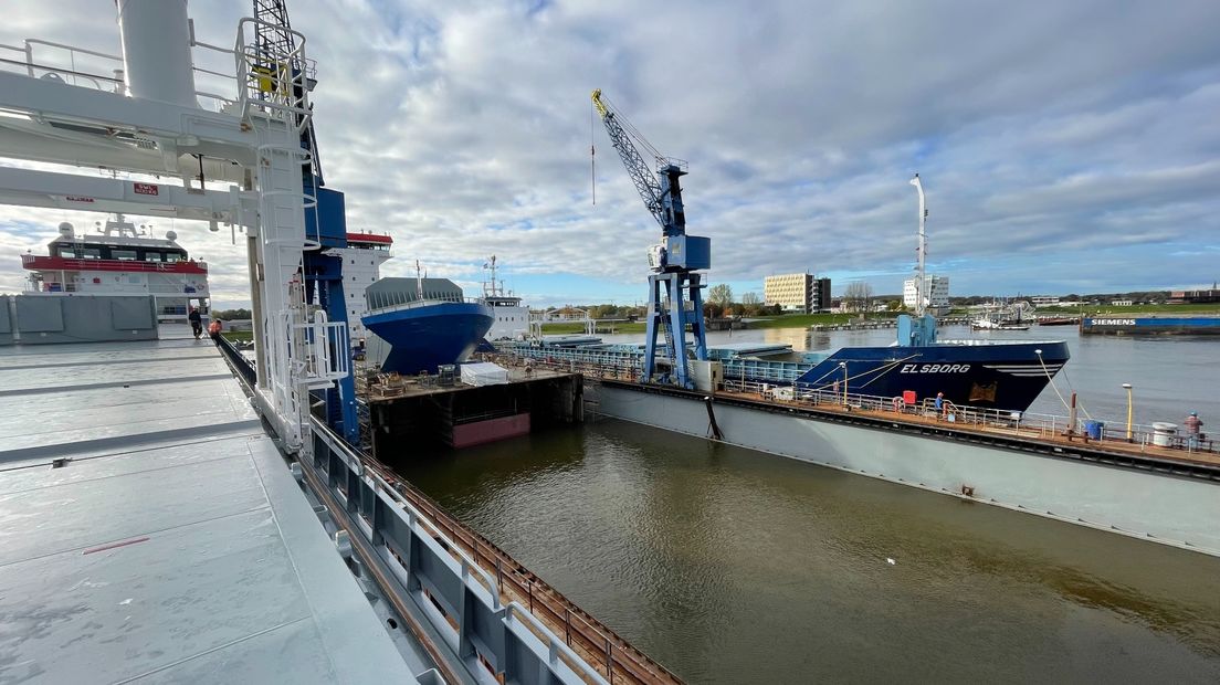 Een deel van de Rotra Mare in het dok van Niestern Sander in Delfzijl