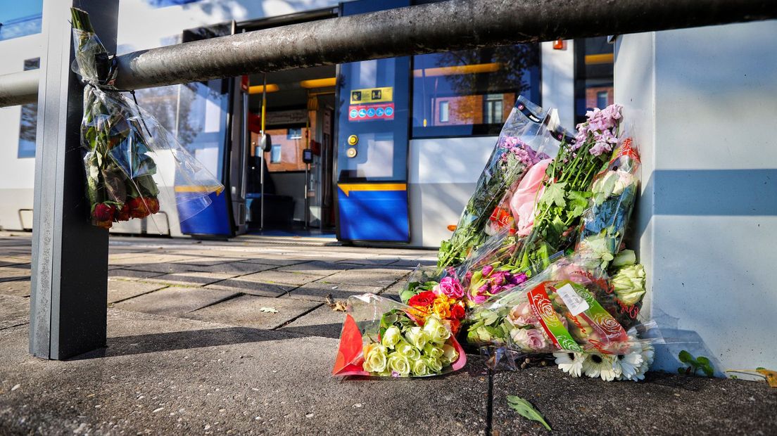 Bloemen bij de tramhalte waar de man overleed