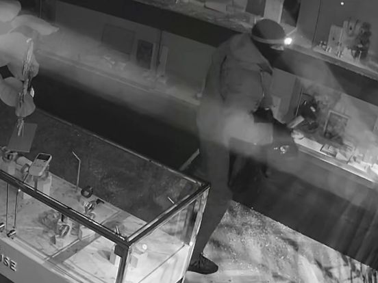 Inbreker veroorzaakt voor ruim 80.000 euro schade bij juwelier