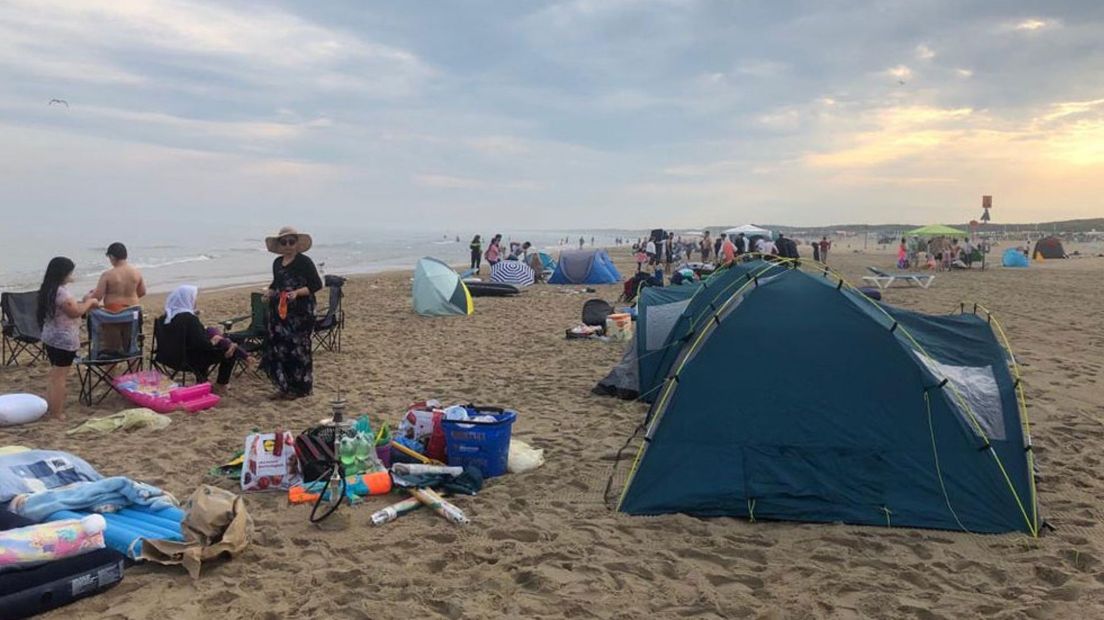 Wildkampeerders op het strand, deelt boetes uit - Omroep