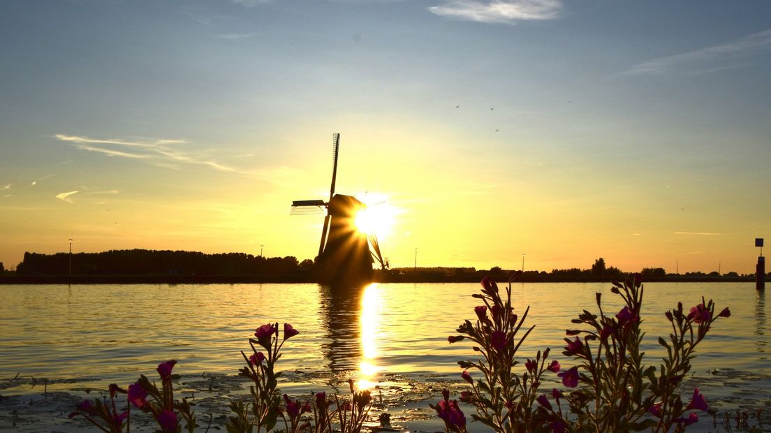 Zonsopkomst bij de Heimanswetering in Alphen aan den Rijn.