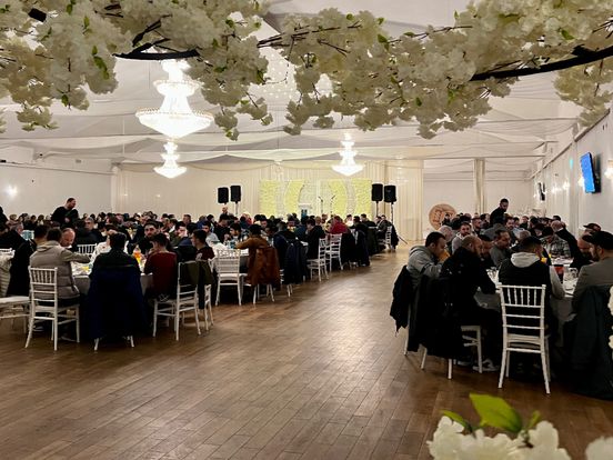 Ruim vierhonderd Amersfoorters delen iftar: 'Het is onacceptabel als je alleen eet'