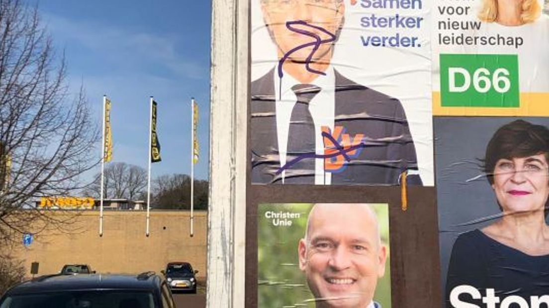 Een van de bekladde posters in Putten.