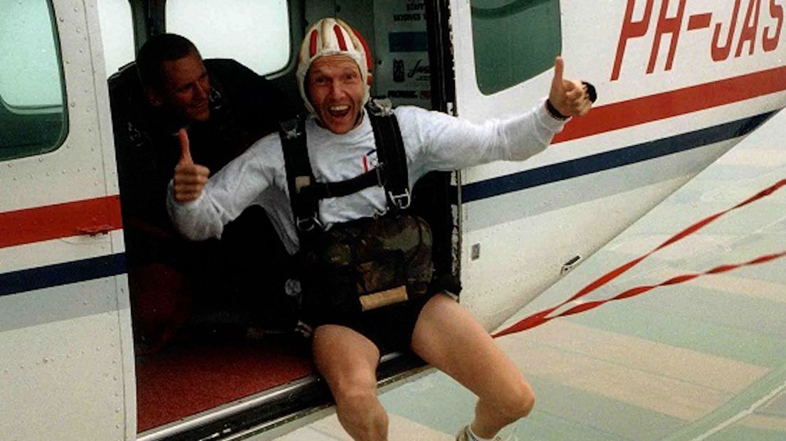 Al sinds 1981 springt Wim uit vliegtuigen, helikopters en luchtballonnen.