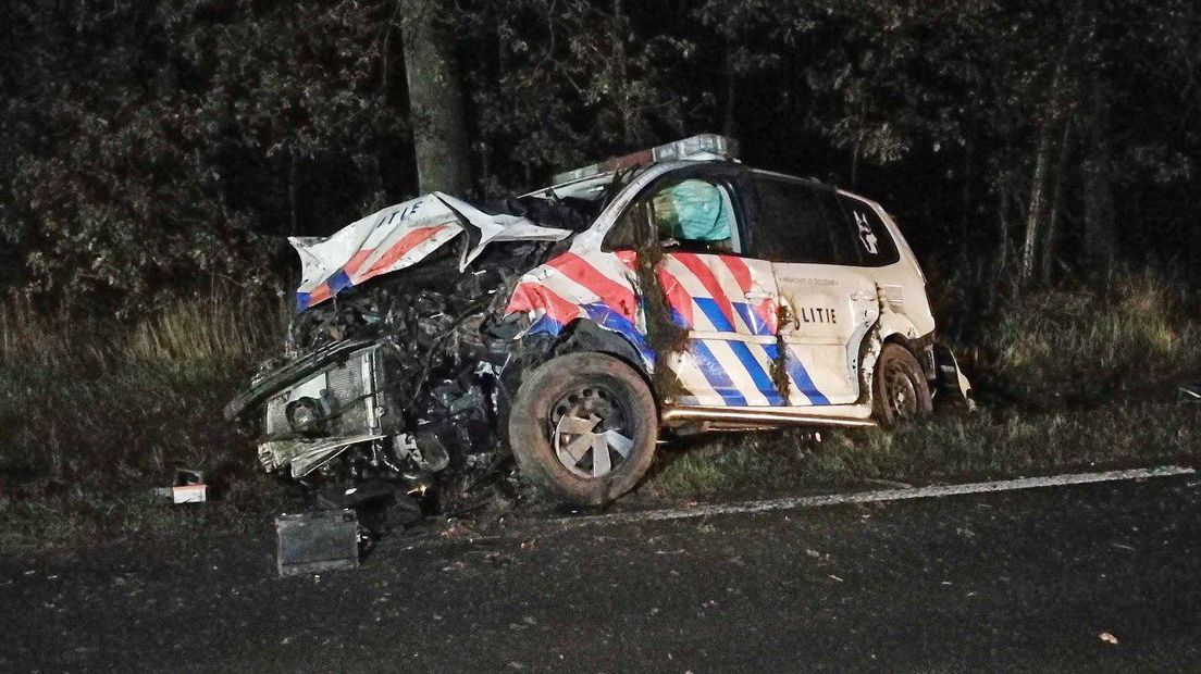 Door het ongeluk bij Dwingeloo werd de politiehond uit de auto geslingerd (Rechten: Persbureau Meter)