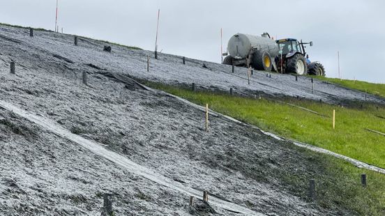 Baggerslib haven Lauwersoog gebruikt voor 'meegroeidijk'