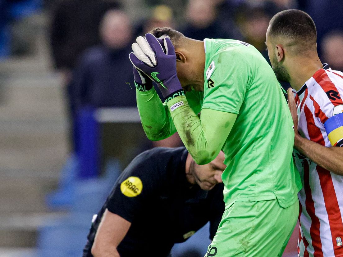 Doelman Maduka Okoye kreeg een projectiel naar zijn hoofd gegooid tijdens de blessuretijd van Vitesse-Sparta