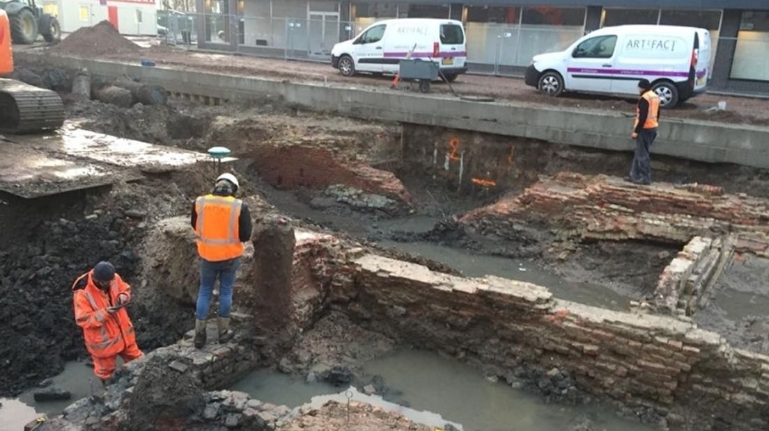 De middeleeuwse havenmuur is zichtbaar