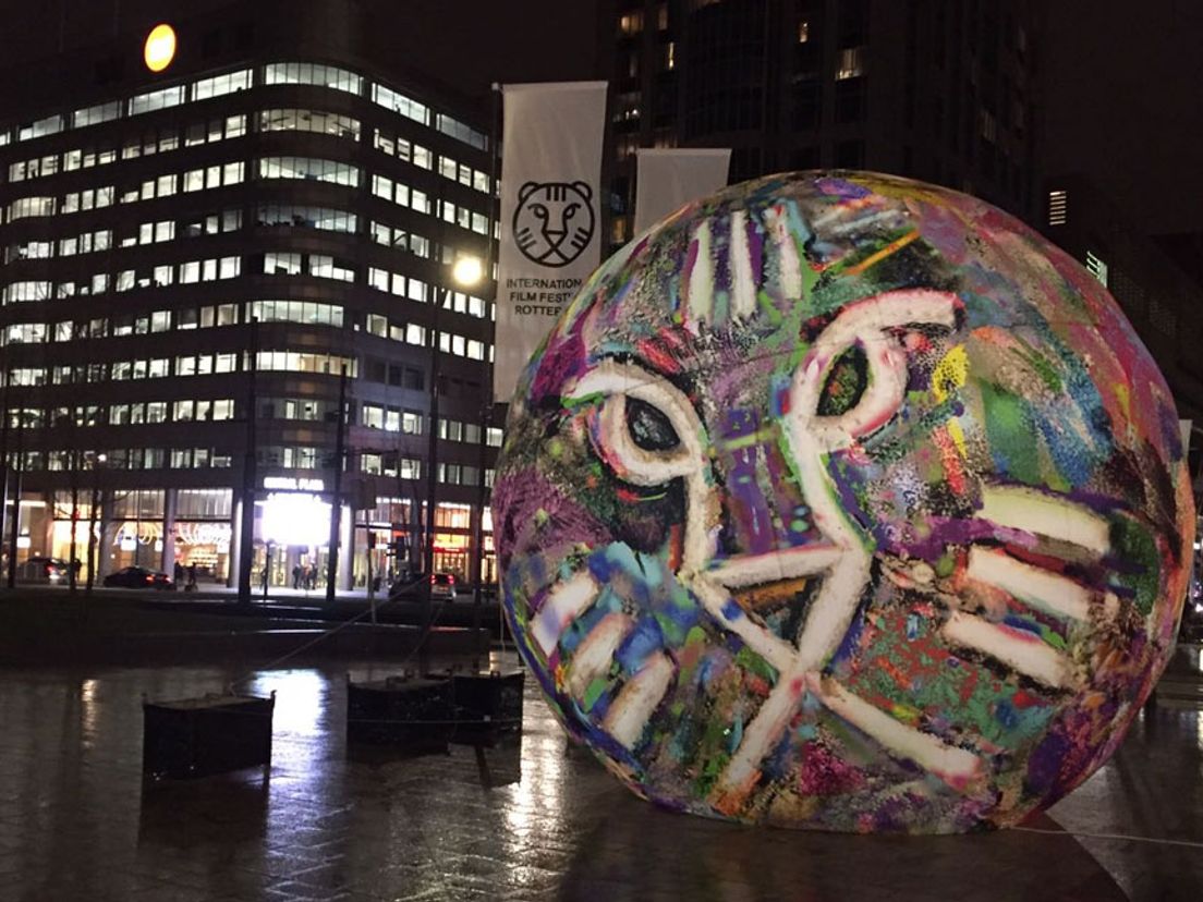 De gekleurde bal van het IFFR voor Rotterdam Centraal