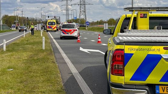 Aanrijding tussen drie auto’s op de afrit van de A35 bij Enschede-Zuid. Aanrijding tussen drie auto’s op de afrit van de A35 bij Enschede-Zuid.