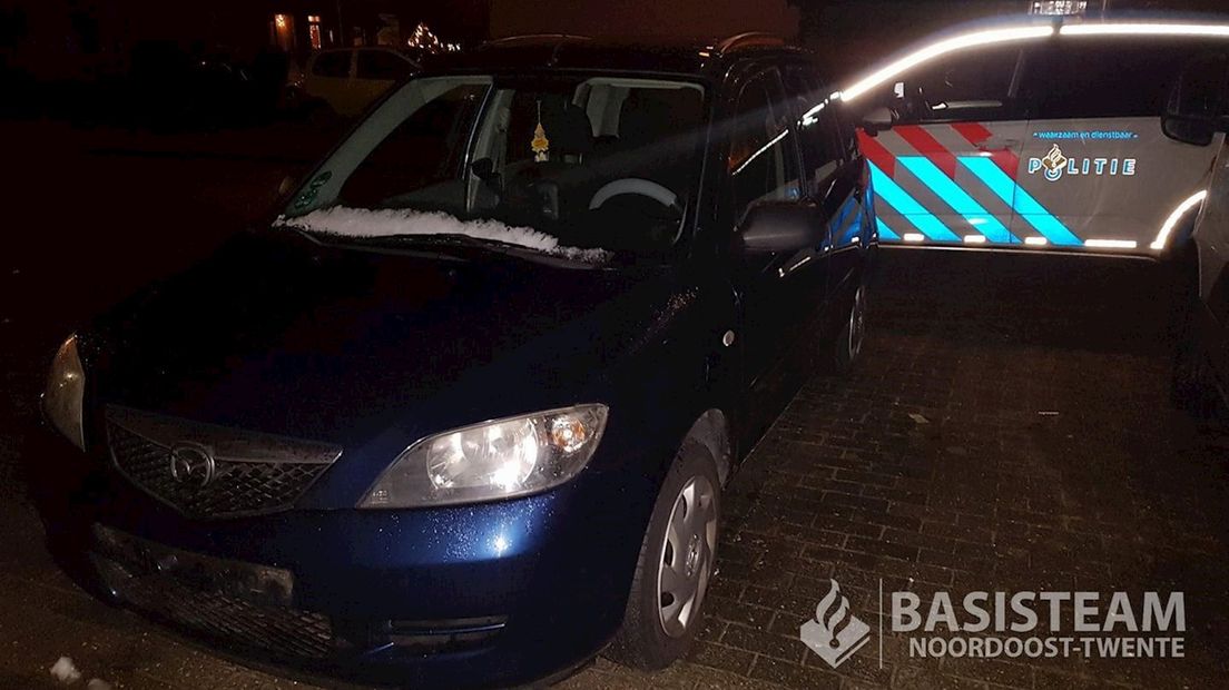 dans distillatie Dicteren Auto staat al dagen zonder kentekenplaat geparkeerd in Losser, politie  zoekt eigenaar - RTV Oost
