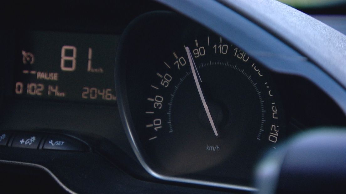 Snelheidsmeter op het dashboard van een auto - archieffoto
