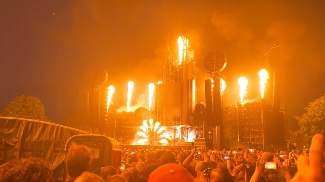 Het podium van Rammstein in vuur en vlam tijdens een concert in Nijmegen