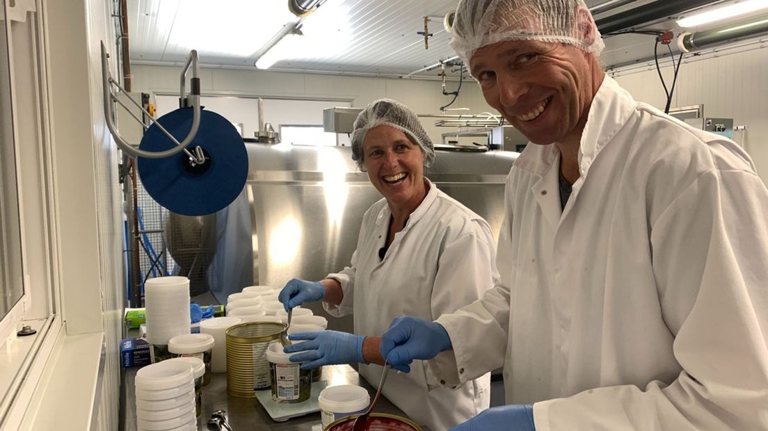 Vorig jaar juni startten Ellis en Tom Lugtenberg vol enthousiasme met hun eigen melkfabriek