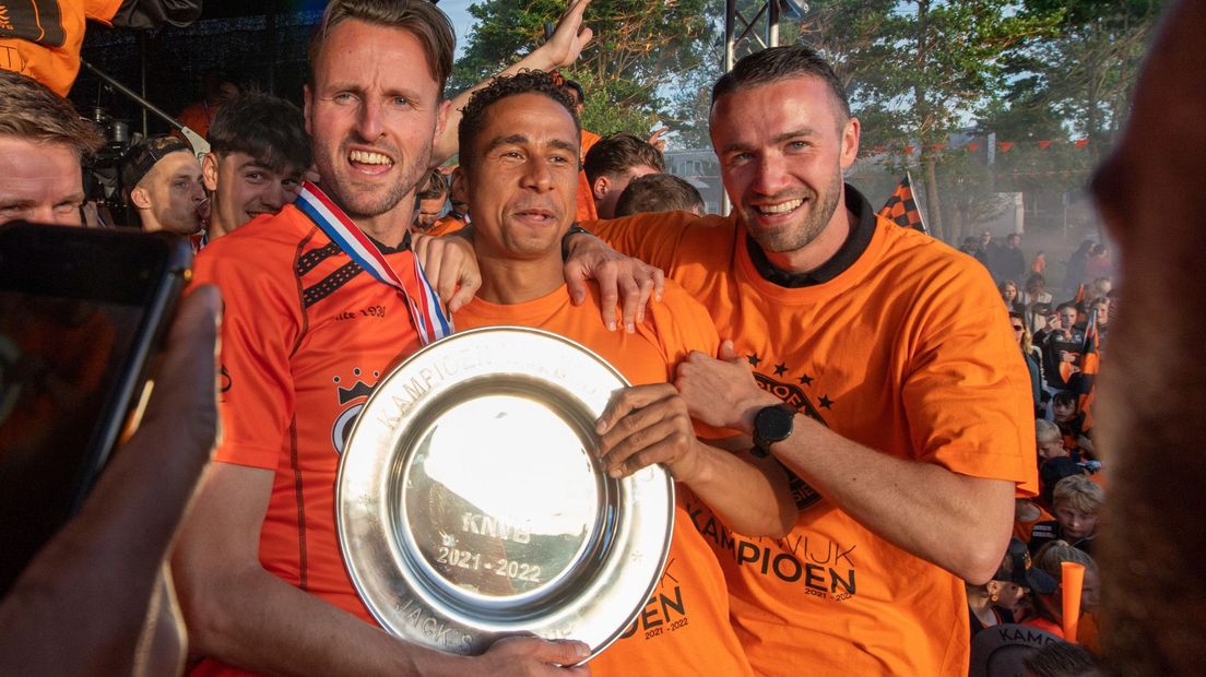 Katwijk viert de titel in de tweede divisie van vorig seizoen met de kampioensschaal