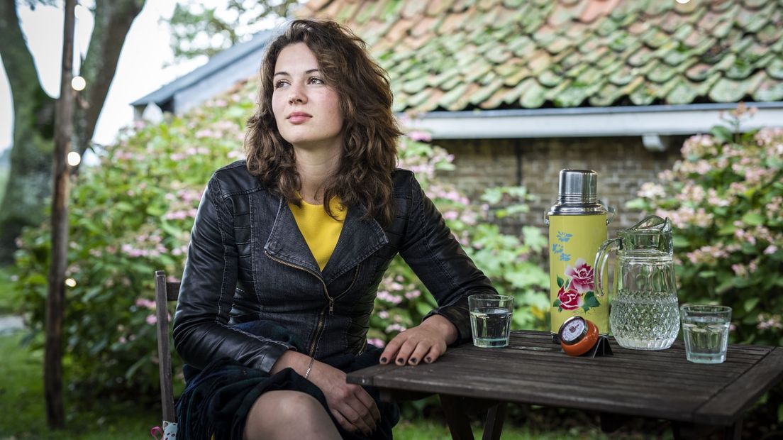 Annemiek Koekoek wacht op één van haar speeddates