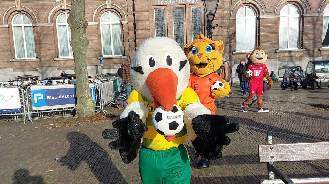 Bij aankomst deelde Storky, de ooievaar mascotte van ADO Den Haag, ballen uit