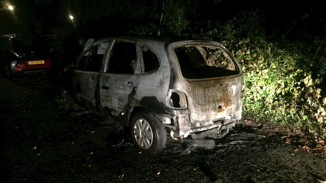 Auto verwoest bij brand in Deventer