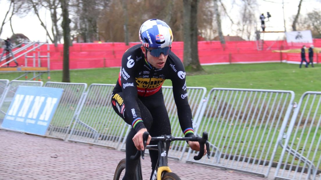 Wout van Aert tijdens het inrijden in Hulst