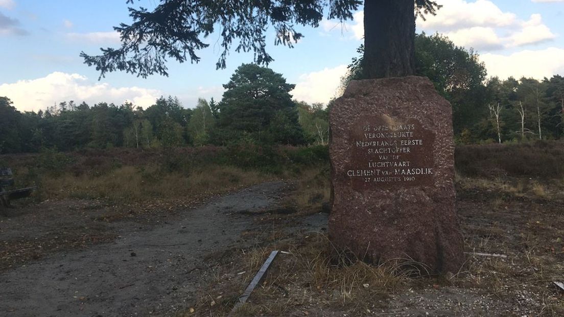 Gedenksteen op de locatie van het ongeluk in Schaarsbergen