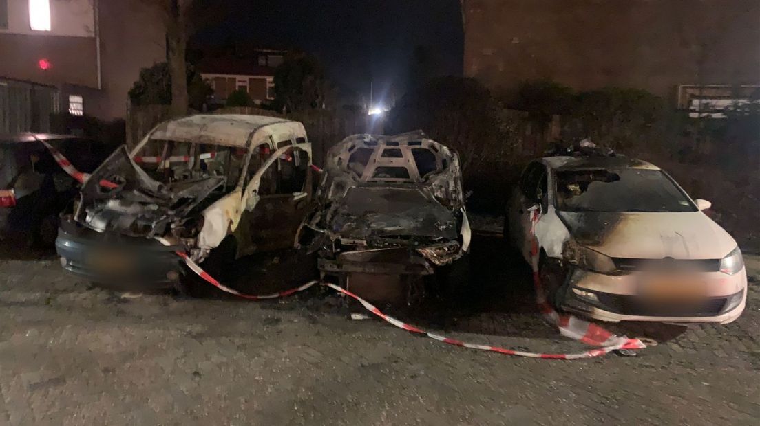 Drie van de uitgebrande auto's in Noordwijk