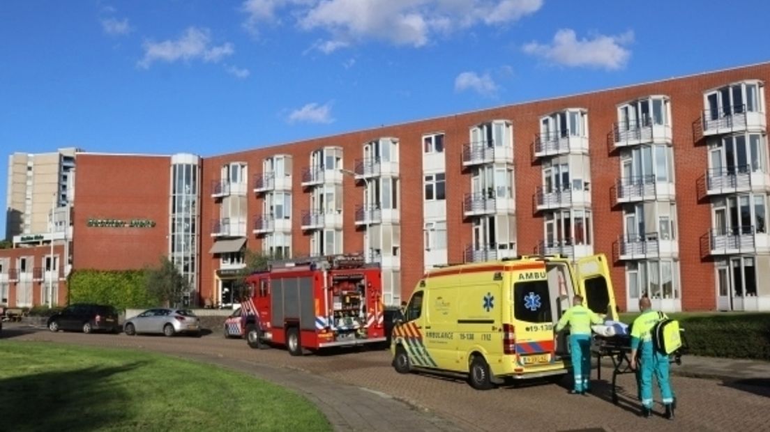 Rolstoel vliegt in brand, bewoner zorgcentrum gewond