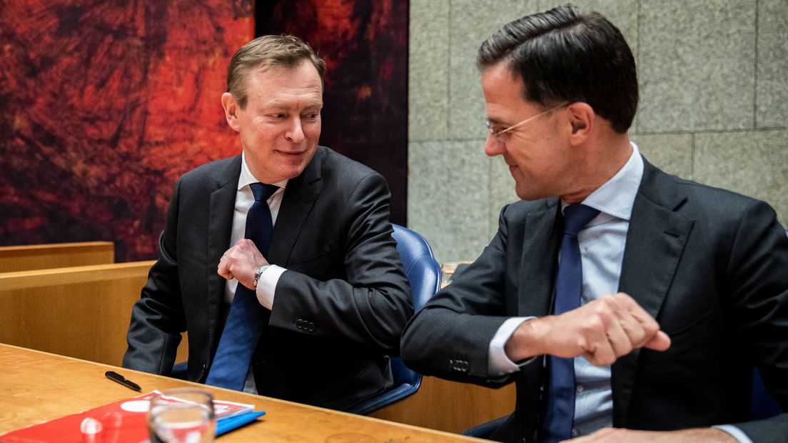Mark Rutte en toenmalig minister Bruno Bruins groeten elkaar in maart vorig jaar met de elleboog