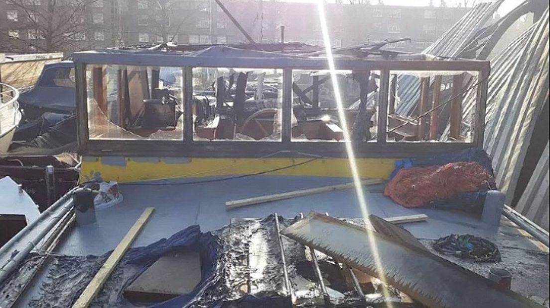 Boot De Lisa verwoest door brand | Eigen foto