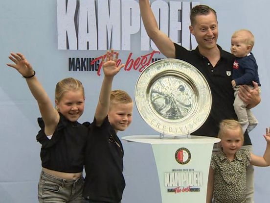 Video: Supporters, jong en oud: iedereen op de foto met de kampioensschaal van Feyenoord