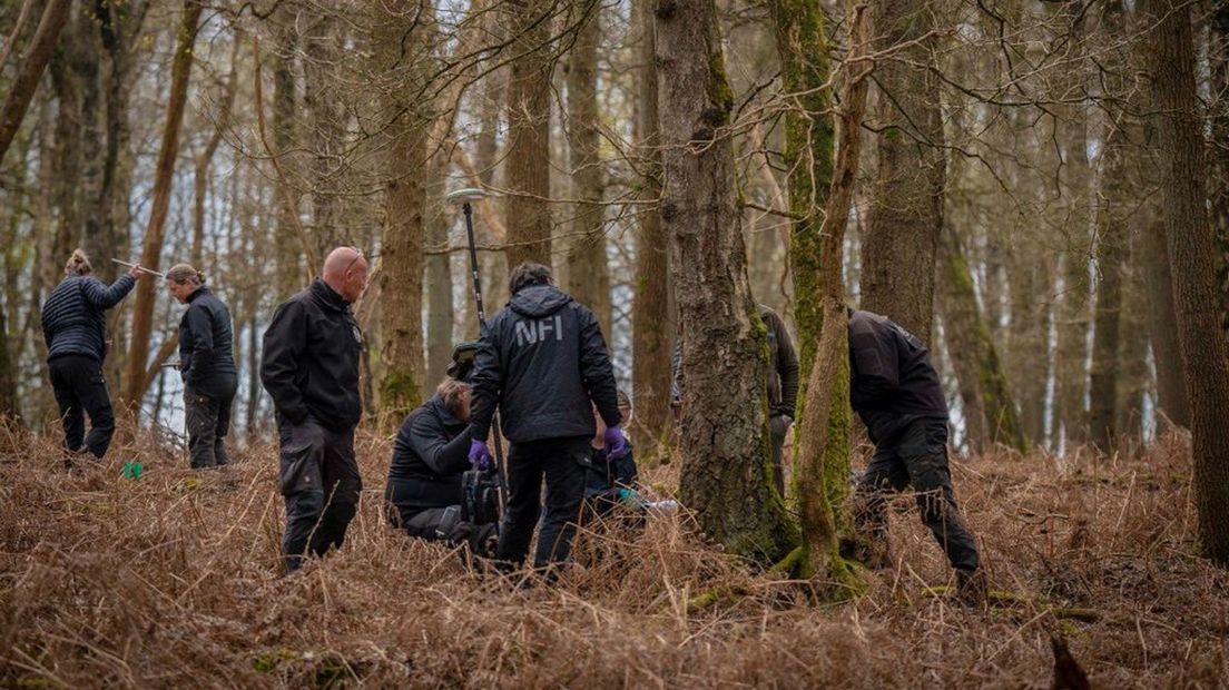 De politie kamt de vindplek uit