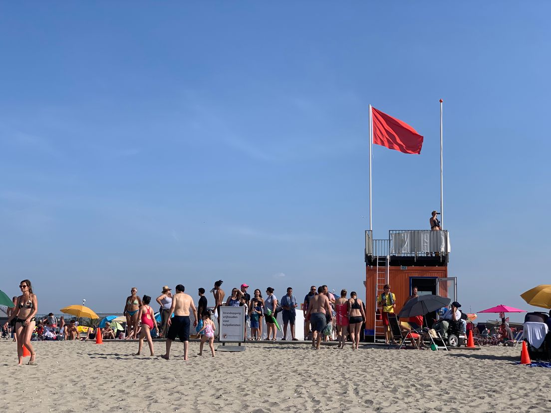Rode vlag op strand Hoek van Holland