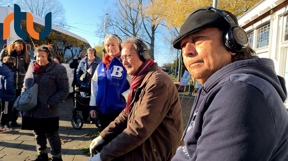 Brendley Muller luistert met medereizigers voor Hotel Zuid naar de eerste aflevering.