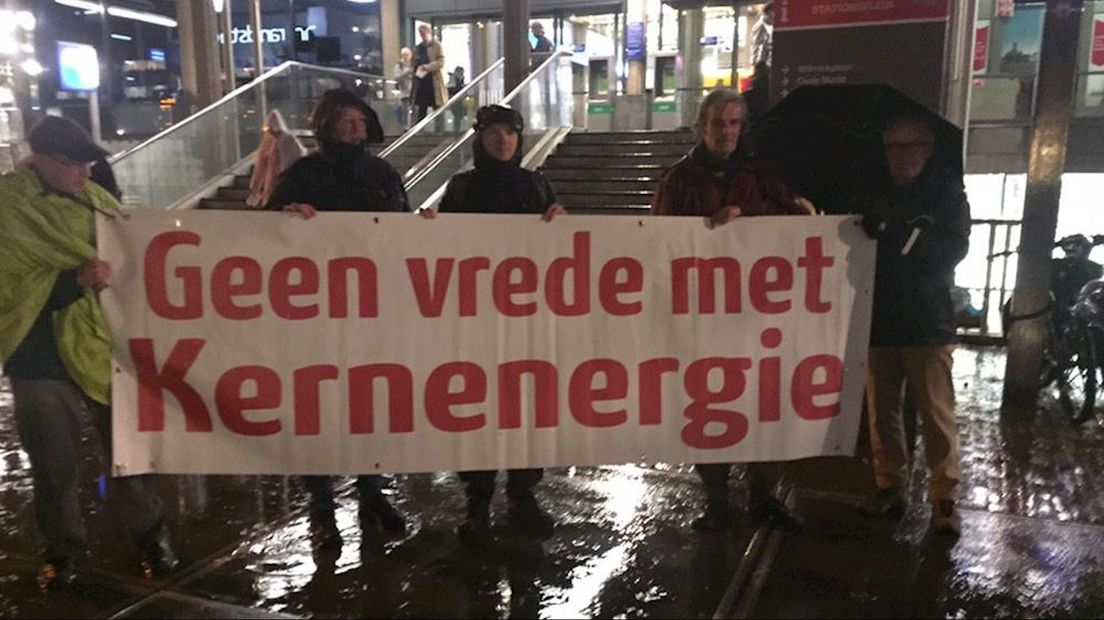 Een kleine groep demonstreerde vandaag voor het station in Enschede