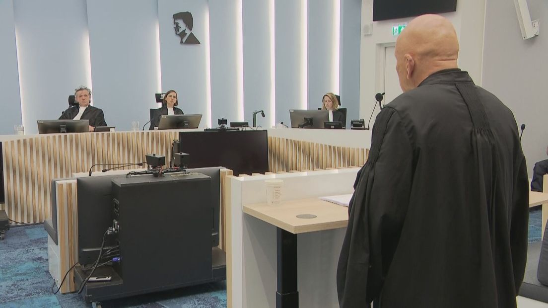 Advocaat Peter Plasman spreekt de rechtbank toe