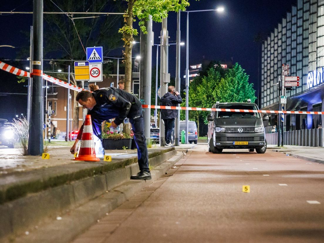 De politie doet onderzoek bij het Centraal Station.