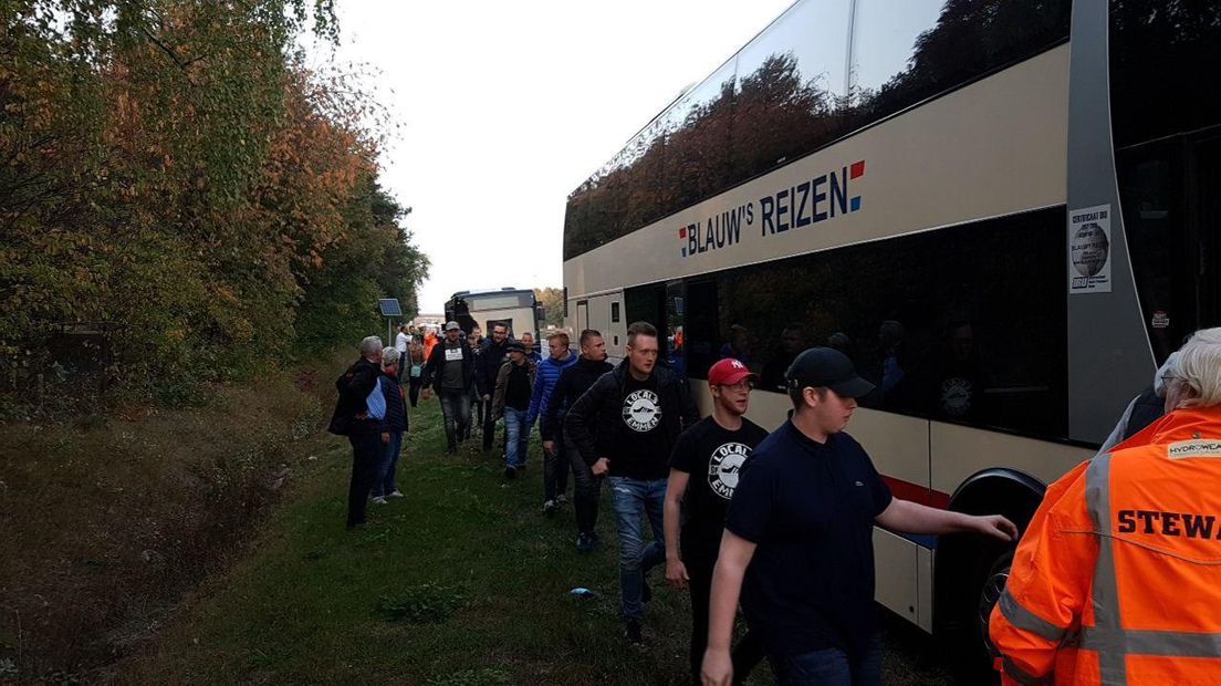 De supporters op weg naar de vervangende bus (Rechten: Van Oost media)