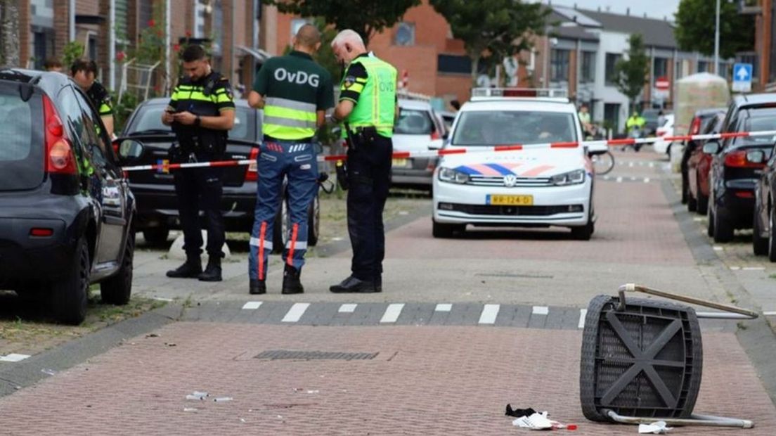 Onderzoek in de straat na de steekpartij.