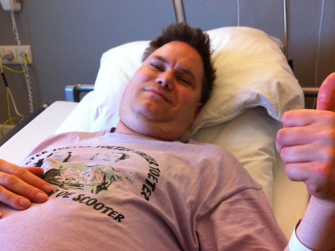 Zanger Rinus vanaf het ziekenhuisbed