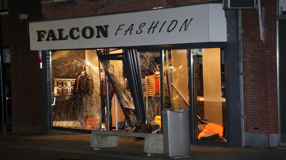 De beschadigde winkel in de Voorstraat.